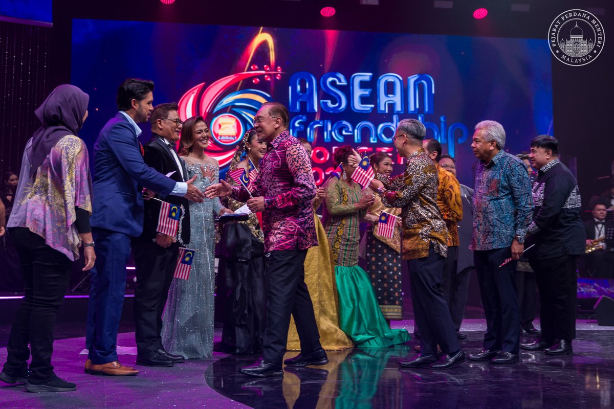 anwaribrahim's tweet image. Malam tadi saya berkesempatan menghadiri ASEAN Friendship Concert 2025 di Angkasapuri yang ternyata telah mementaskan persembahan seni yang memukau, bertenaga selain meraikan semangat kesatuan yang menyatukan keluarga besar ASEAN yang rencam budaya, warisan dan semangat kekitaan…