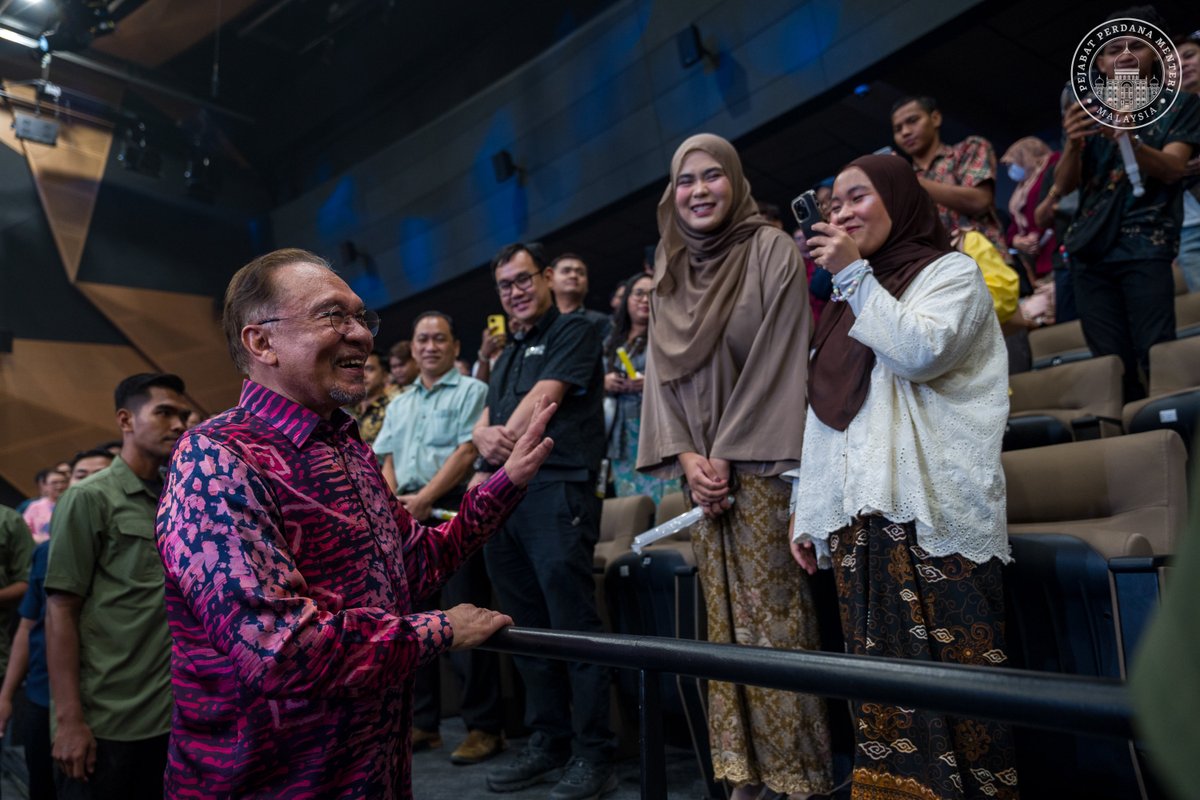 anwaribrahim's tweet image. Malam tadi saya berkesempatan menghadiri ASEAN Friendship Concert 2025 di Angkasapuri yang ternyata telah mementaskan persembahan seni yang memukau, bertenaga selain meraikan semangat kesatuan yang menyatukan keluarga besar ASEAN yang rencam budaya, warisan dan semangat kekitaan…