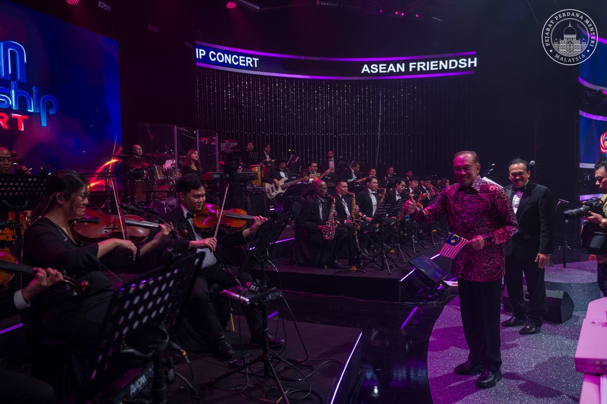 anwaribrahim's tweet image. Malam tadi saya berkesempatan menghadiri ASEAN Friendship Concert 2025 di Angkasapuri yang ternyata telah mementaskan persembahan seni yang memukau, bertenaga selain meraikan semangat kesatuan yang menyatukan keluarga besar ASEAN yang rencam budaya, warisan dan semangat kekitaan…