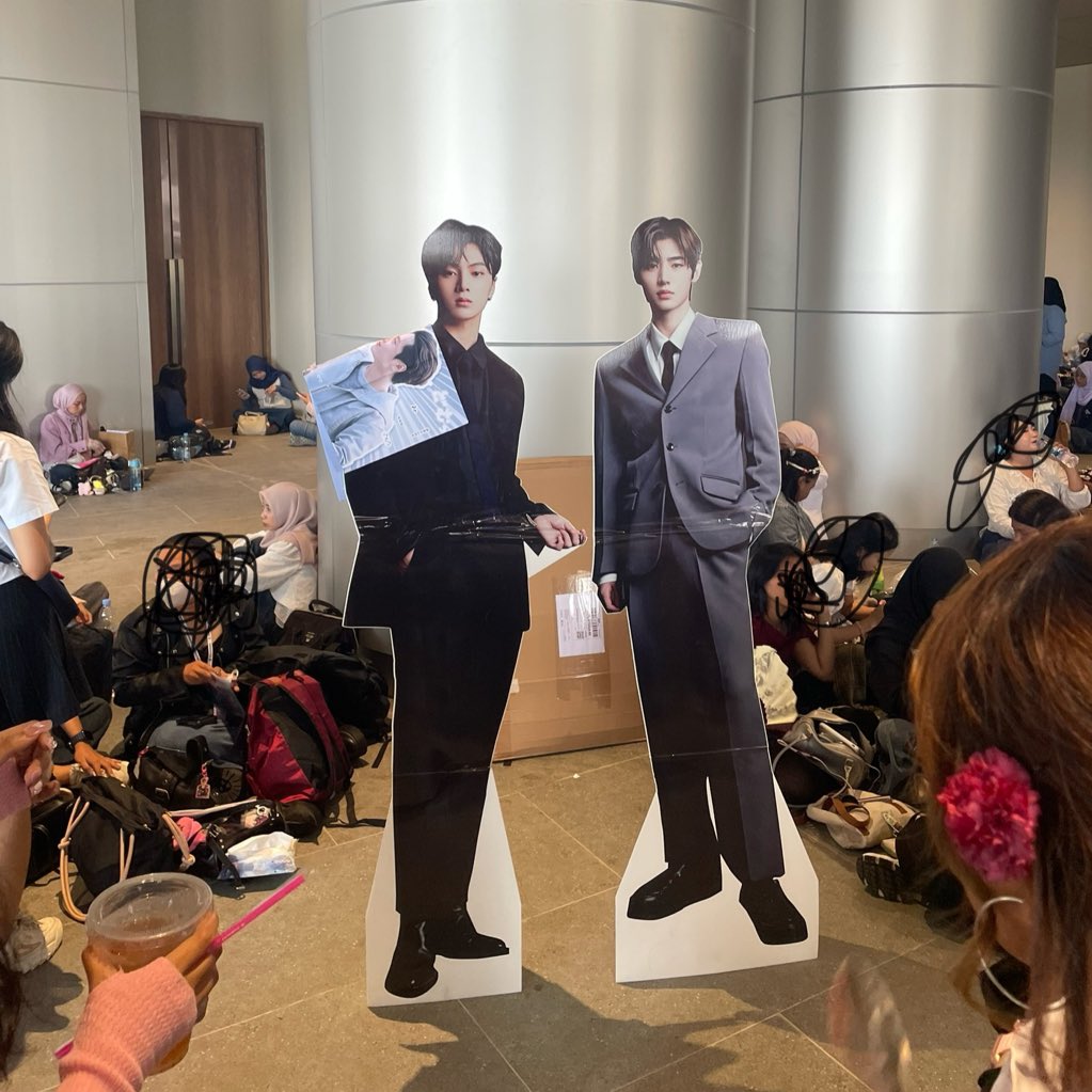 theredstringjs's tweet image. hi guys kita di hall sebelah kanan gate A yaa, belok ke kanan aja☺️