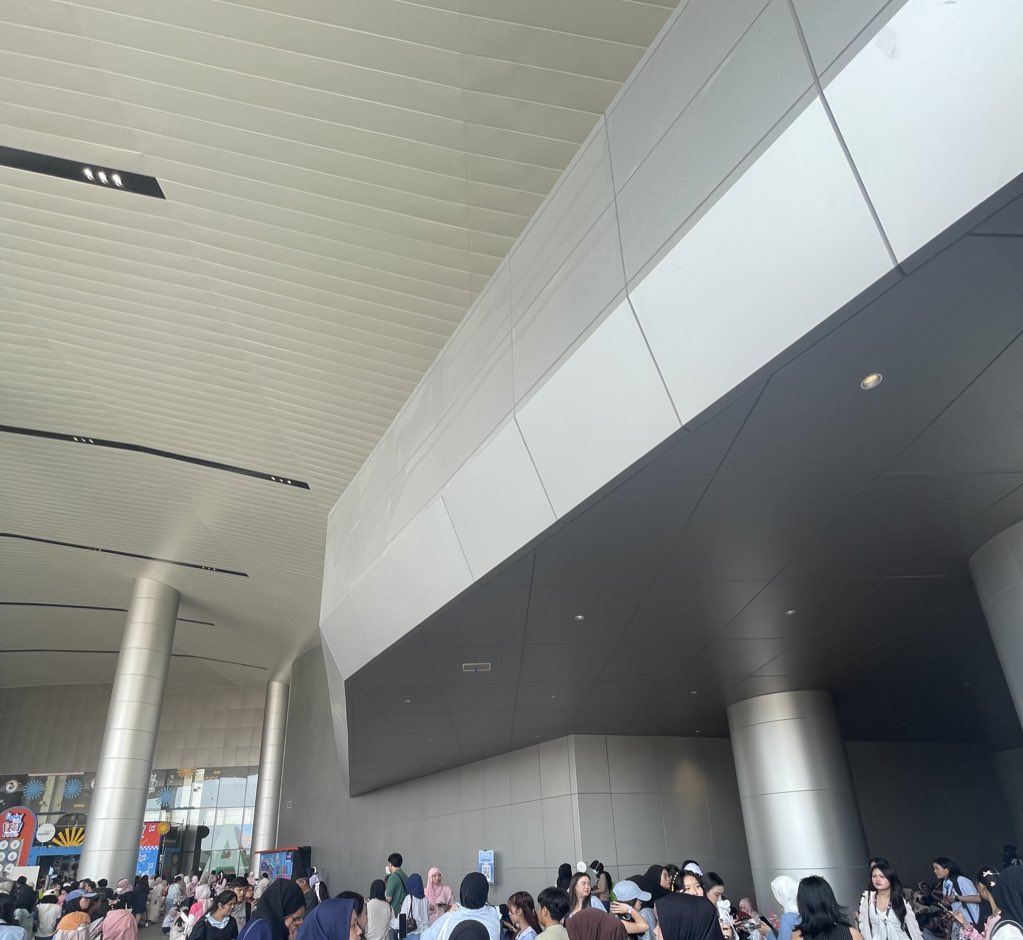 theredstringjs's tweet image. hi guys kita di hall sebelah kanan gate A yaa, belok ke kanan aja☺️