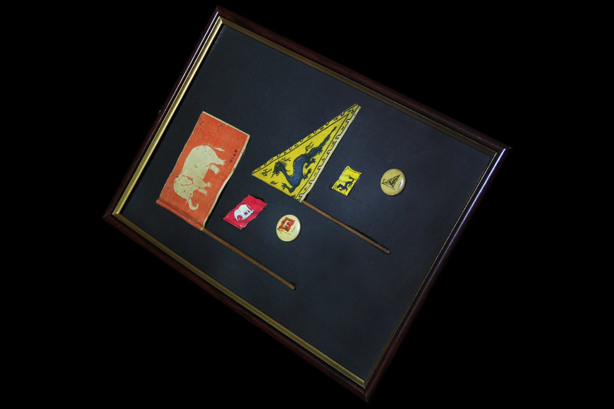 เมื่อวาน นักธัชวิทยาชาวจีนที่ศึกษาประวัติศาสตร์ธงชาติจีน อีเมล์มาแนะนำตัว ... วันนี้เลยนำ "ธงมังกรเหลือง" (黃龍旗) ธงชาติจีนโบราณสมัยราชวงศ์ชิงอายุกว่าร้อยปีสุดหายาก มาใส่กรอบคู่กับ "ธงช้างเผือก" ธงชาติสยาม เป็นการเริ่มต้นมิตรภาพวงการธัชวิทยา "ไทย-จีน"