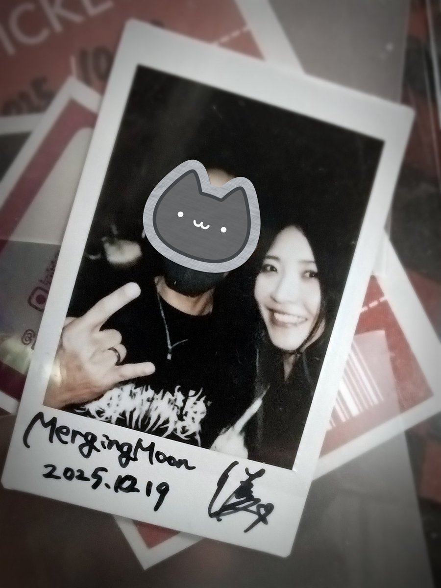 toranekoshota's tweet photo. 午前の部終了、朝からヘヴィなメタルサウンドで心地よく、眠い(笑)
さて夜の部までどうすっかなー

#MergingMoon チェキありがとうございました🤘😄 https://t.co/QOtqGC8pg4