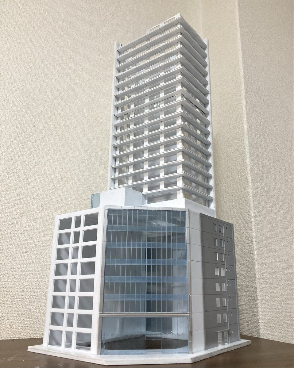 kumakou_model's tweet image. 【勝手にコラボ笑】※第三弾

新たにカトーのビルと、自作マンション試作品の廃棄プラ部品を合体させて複合マンションを計画！

早速、側面が消え、原型なくなりました笑