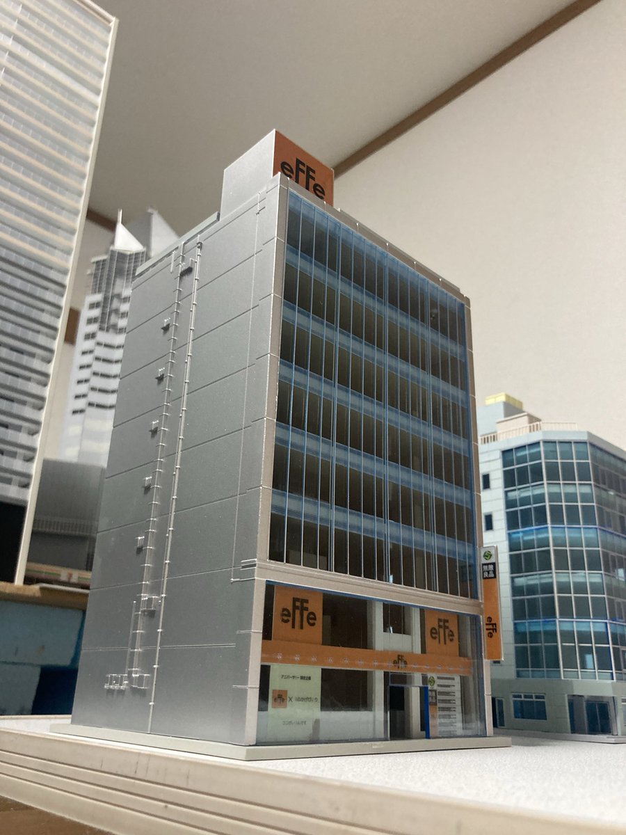 kumakou_model's tweet image. 【勝手にコラボ笑】※第三弾

新たにカトーのビルと、自作マンション試作品の廃棄プラ部品を合体させて複合マンションを計画！

早速、側面が消え、原型なくなりました笑