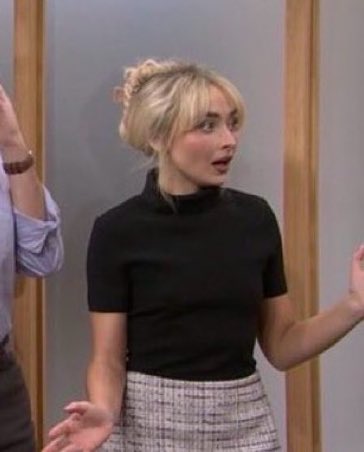 Sabrina Carpenter looks like corporate Barbie in this sketch 👌🏽#SNL
