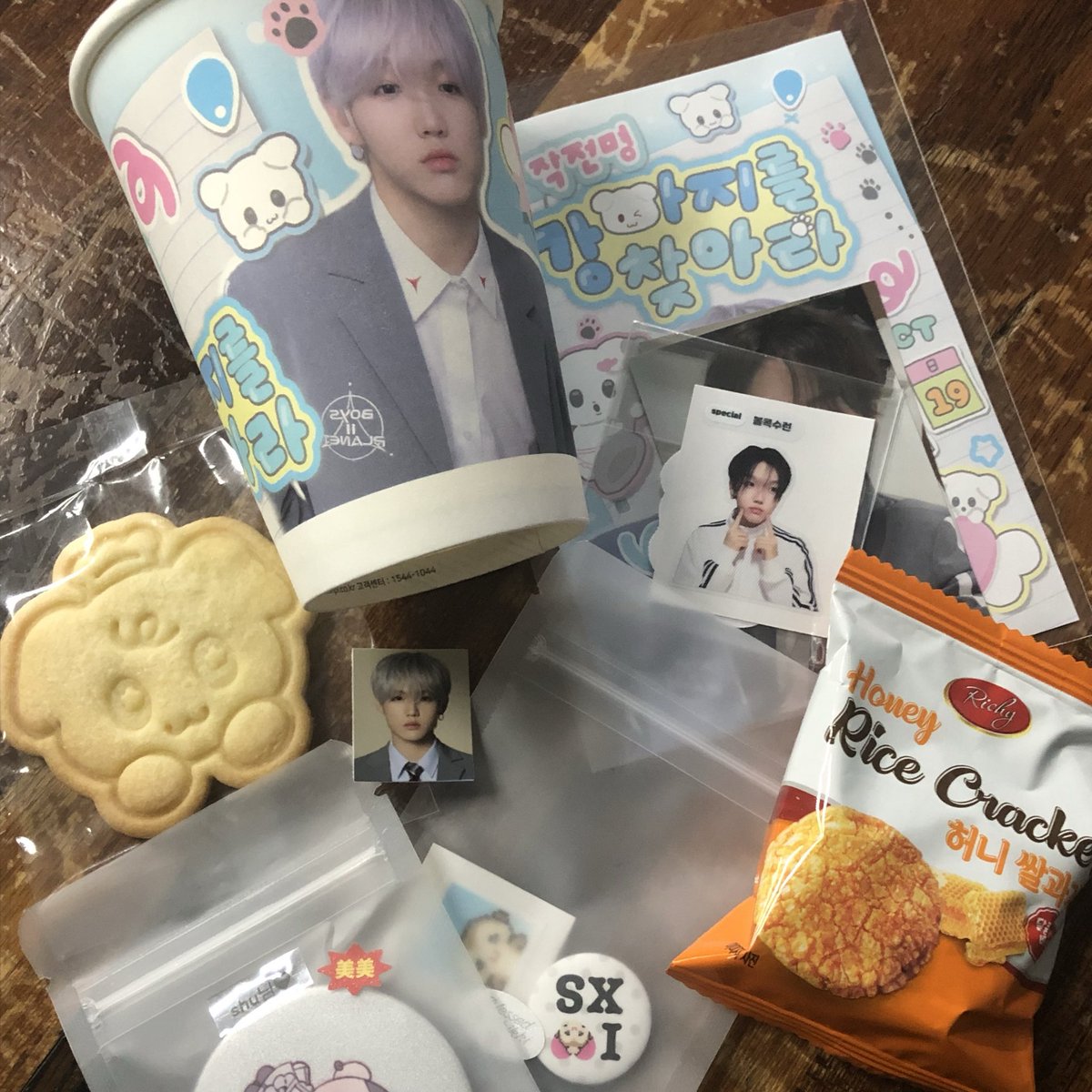 shuurxxnn's tweet photo. #작전명_강아지를찾아라
#수런이_여기있네

아내가이렇게행복해도되는건가요오늘내목표달성햇따=쭝이넴리스넴만나기,,💕 두분다넘초미소녀셔서나정말눈호강함.글고음료수도맛잇구쿠키는넘귀여워서못먹겟어요,,🫰🏻응카도넘이뻐서아랑해요😍😍😍우리팬미에서또바요😭😍오늘나행복사한날로정해야함💞🤤 https://t.co/j0xPC42pFz