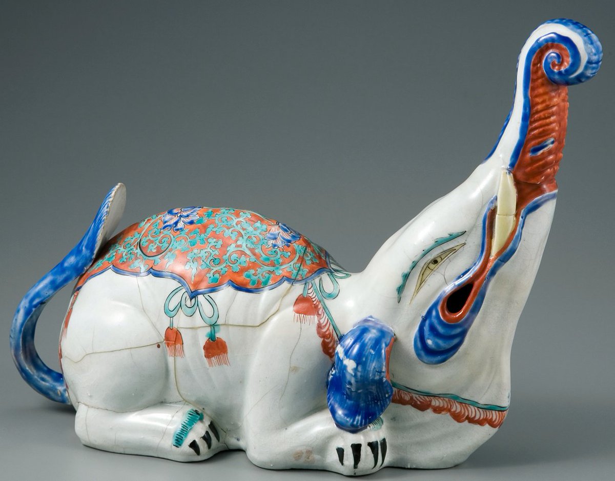 伊萬里色絵象置物』 この象は耳や牙は小さく作られていますが、長い鼻