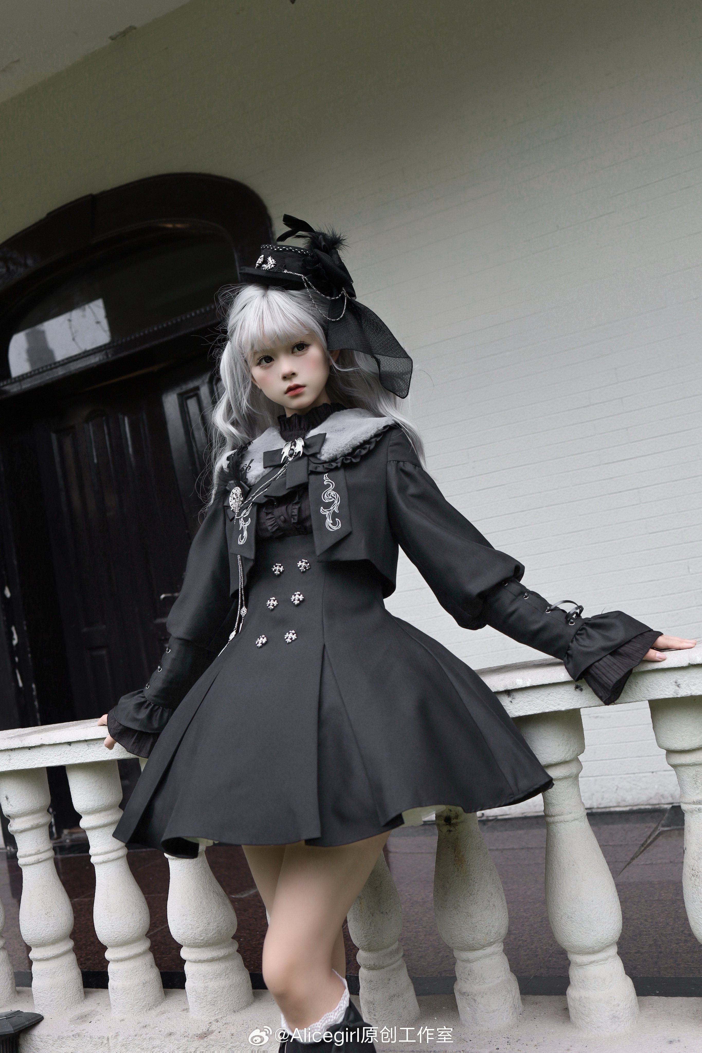 ウサギと城刺繍の黒ベルベットスカート　ロリィタ　ゴシック　FRILL ウサギと城刺繍の黒ベルベットスカート ロリィタ ゴシック FRILL