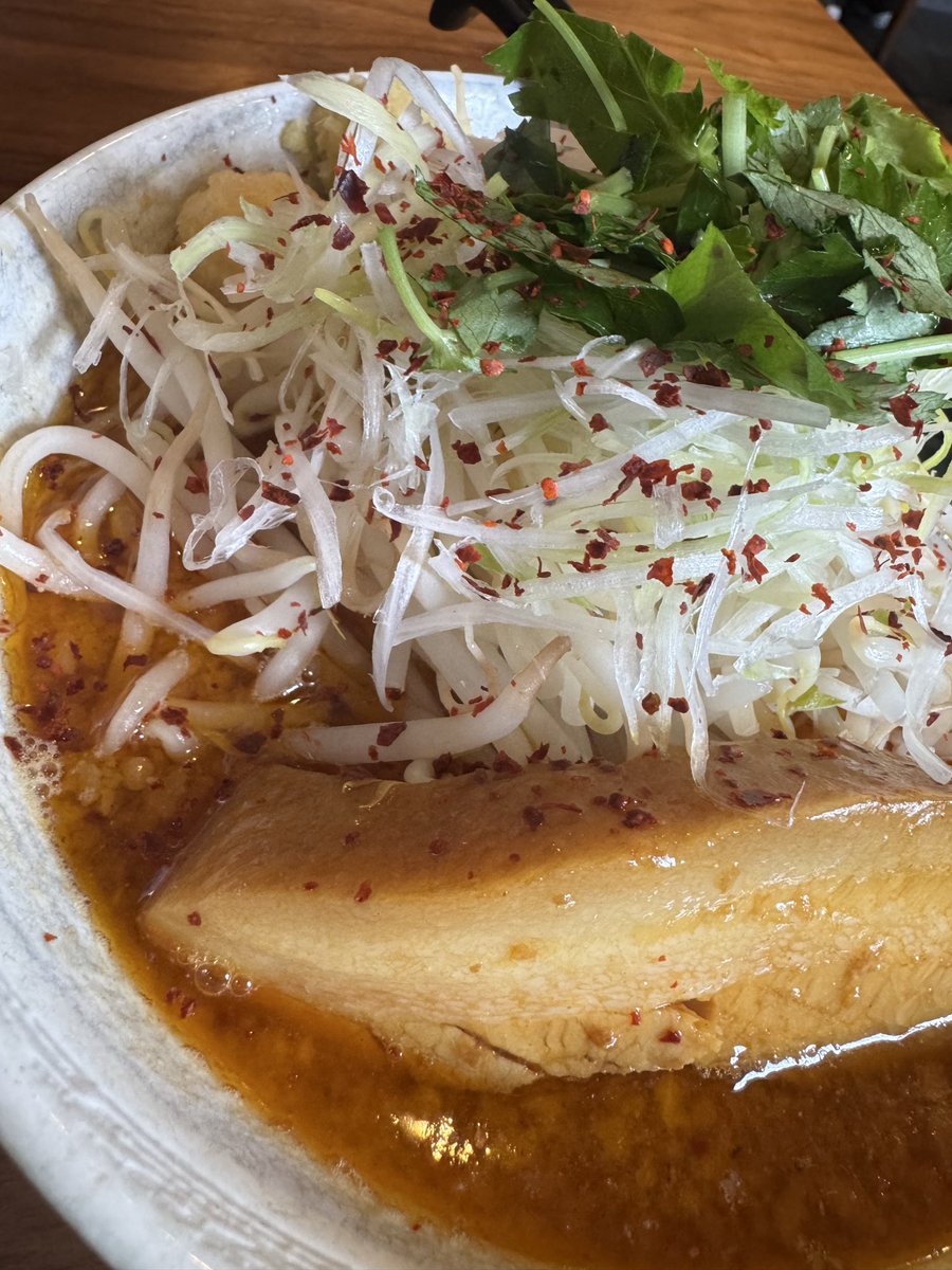 今日はいっぱい運動したから美味しい野菜食べたいなと
P空きありで待ちなし、着席後激混み
世界が微笑んでる
支那そば無双庵・Gそば辛シビ