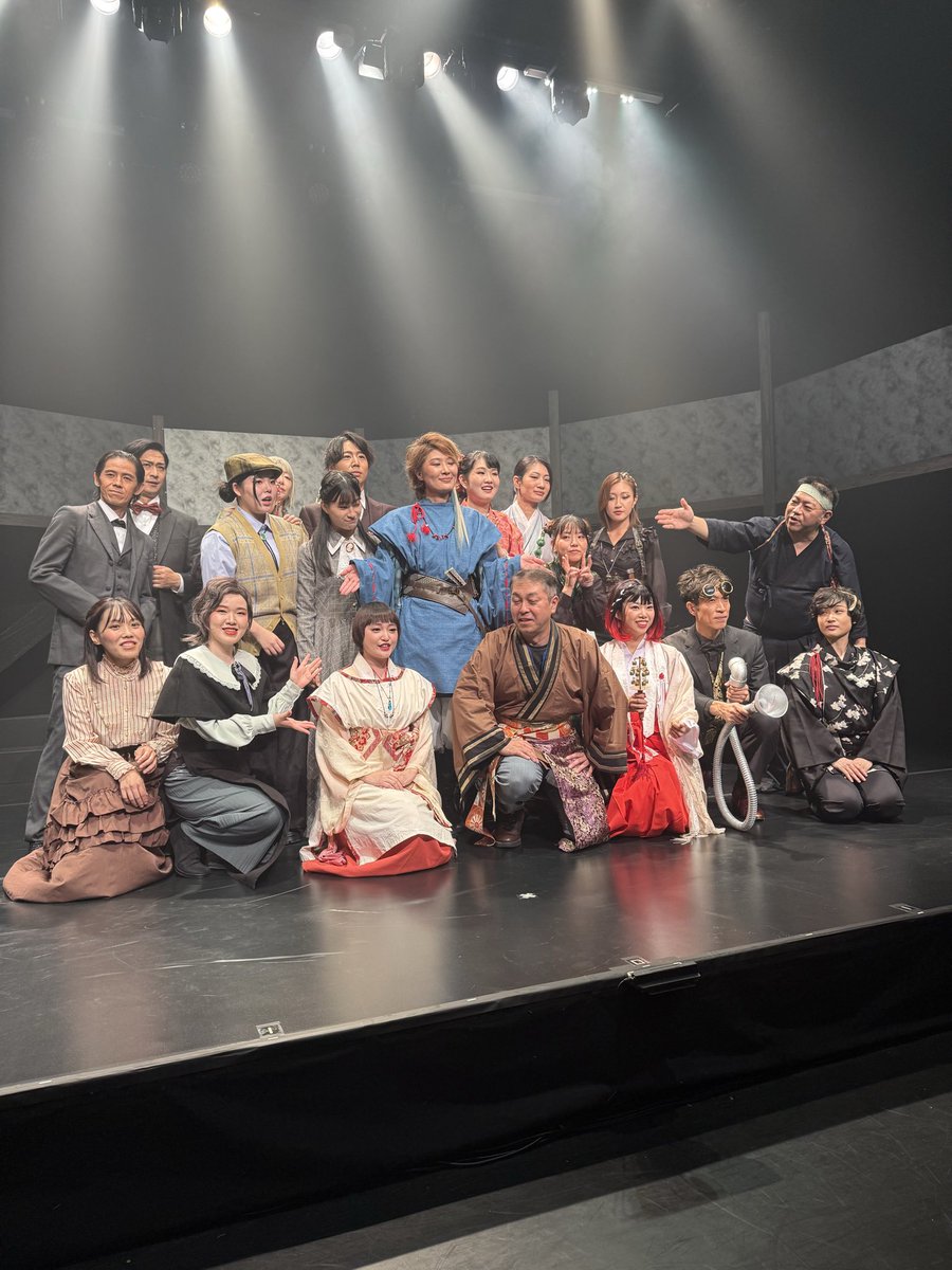 上演中ですよコレ。
やっぱり神様はいたんだなって。

観劇中の刹那に撮影。
観劇中なんて、絶対撮影禁止！
なのにッ！
それが出来ちゃった昨日だけの奇跡。

これはモー神の思し召しとしか。
夫婦の神様と
真の神様。

＃おわサタ魍魎伝