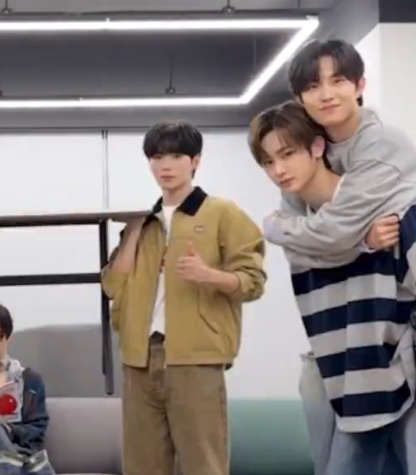 dearzhouanxin's tweet photo. 안신건우 ㅋㅋㅋㅋㅋㅋㅋㅋㅋㅋ
장면바뀌니까 업힌위치바뀌어잇는거 ㄱㅇㅇ https://t.co/P0r1smi0bR