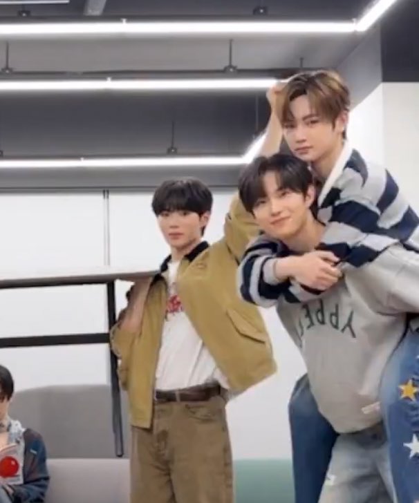 dearzhouanxin's tweet photo. 안신건우 ㅋㅋㅋㅋㅋㅋㅋㅋㅋㅋ
장면바뀌니까 업힌위치바뀌어잇는거 ㄱㅇㅇ https://t.co/P0r1smi0bR