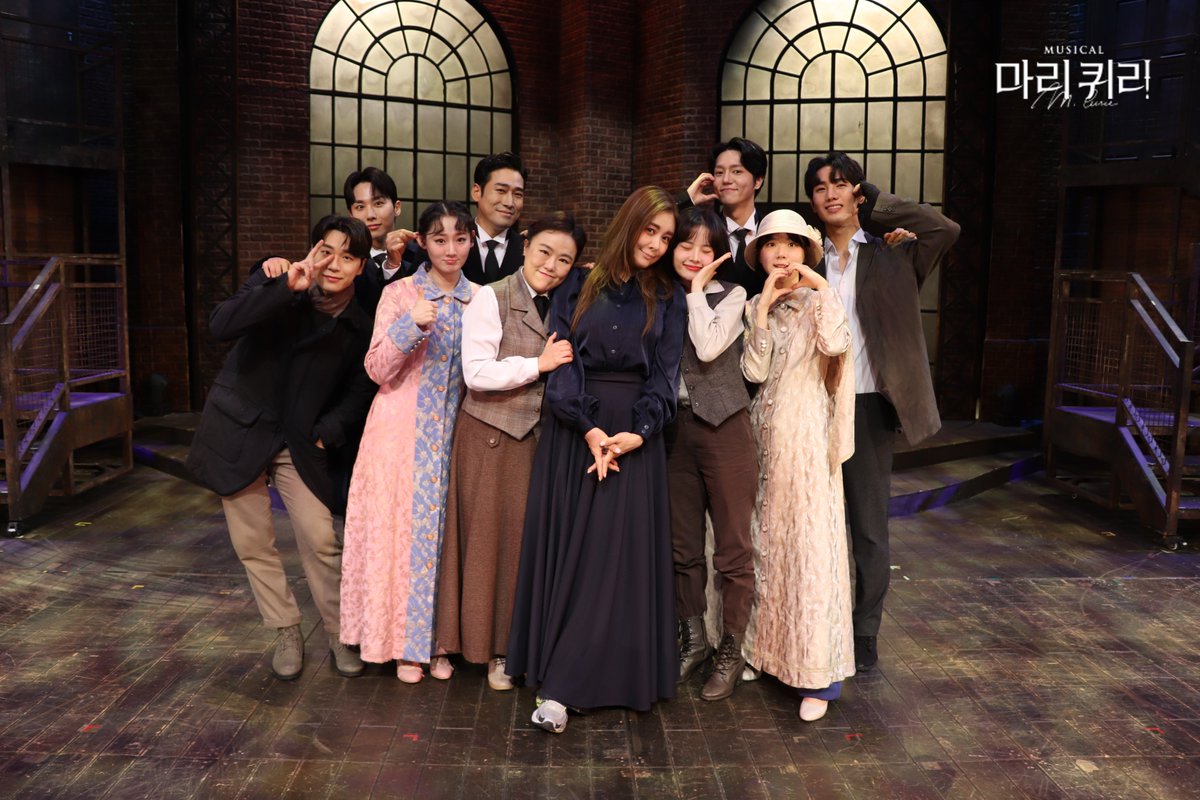 🧪#뮤지컬마리퀴리

옥주현, 강혜인, 차윤해, 박시원, 김아영, 박영빈, 홍이솔, 장준우, 윤수아, 송정훈 배우의 마지막 공연이 시작됩니다.

<마리 퀴리>에 쏟아부은 모든 마음과 온기,
오늘 마지막으로 관객 앞에 전하려 합니다.

<마리 퀴리>라는 이름 아래 모인 모든 순간들,
그 마지막 장면을 오늘