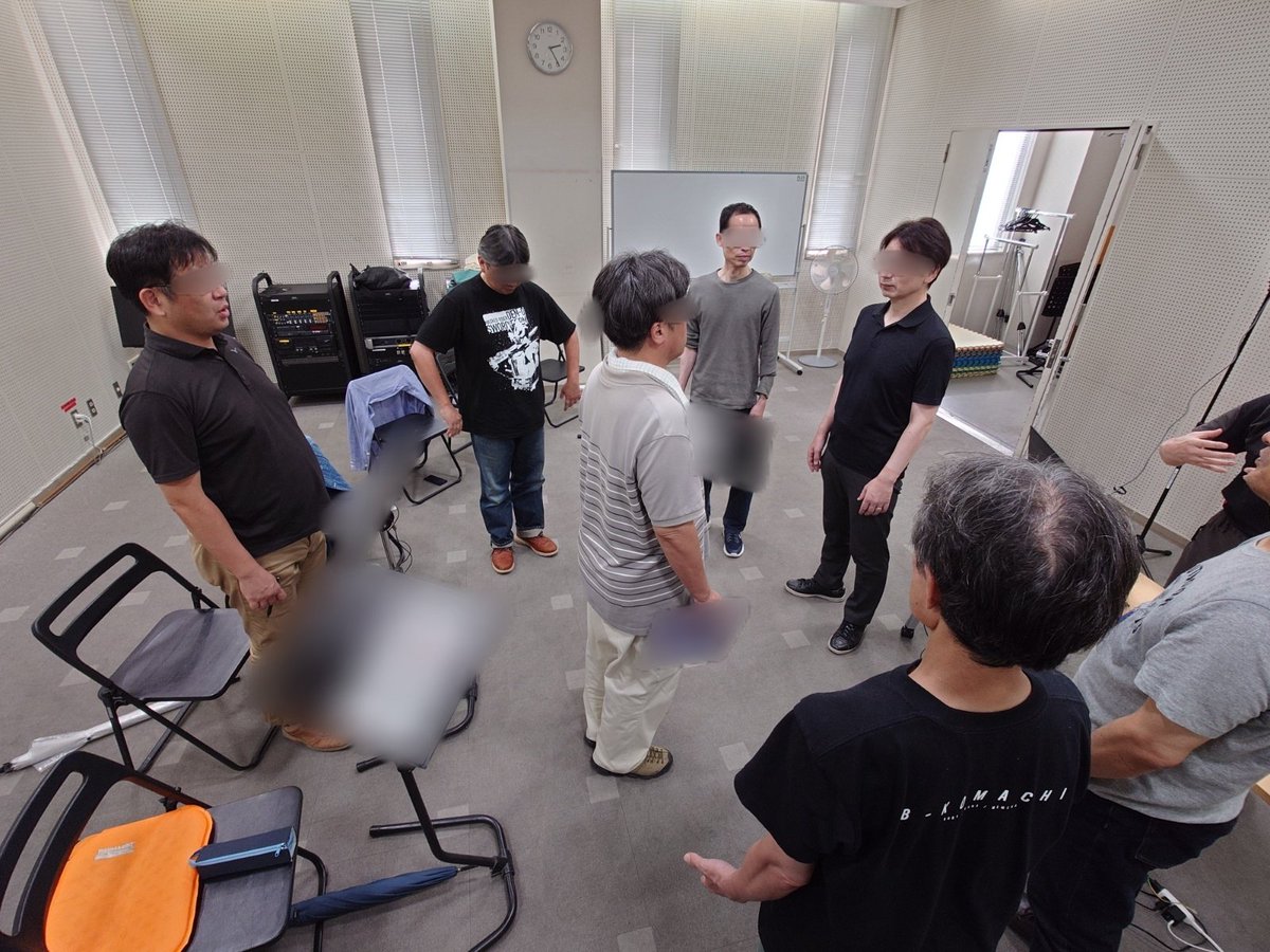 besardada95's tweet photo. 昨日は最後の通常練習でした。細かい表現は置いておいて、細部までハモるようにみっちりやりました。団員を中心に置いて囲んだり、���がらない肩を垂直に上げられるよう訓練したり、充実した練習内容でした。次は東京にていよいよ本番前日練習です。 https://t.co/46Ovn8Kk2Z