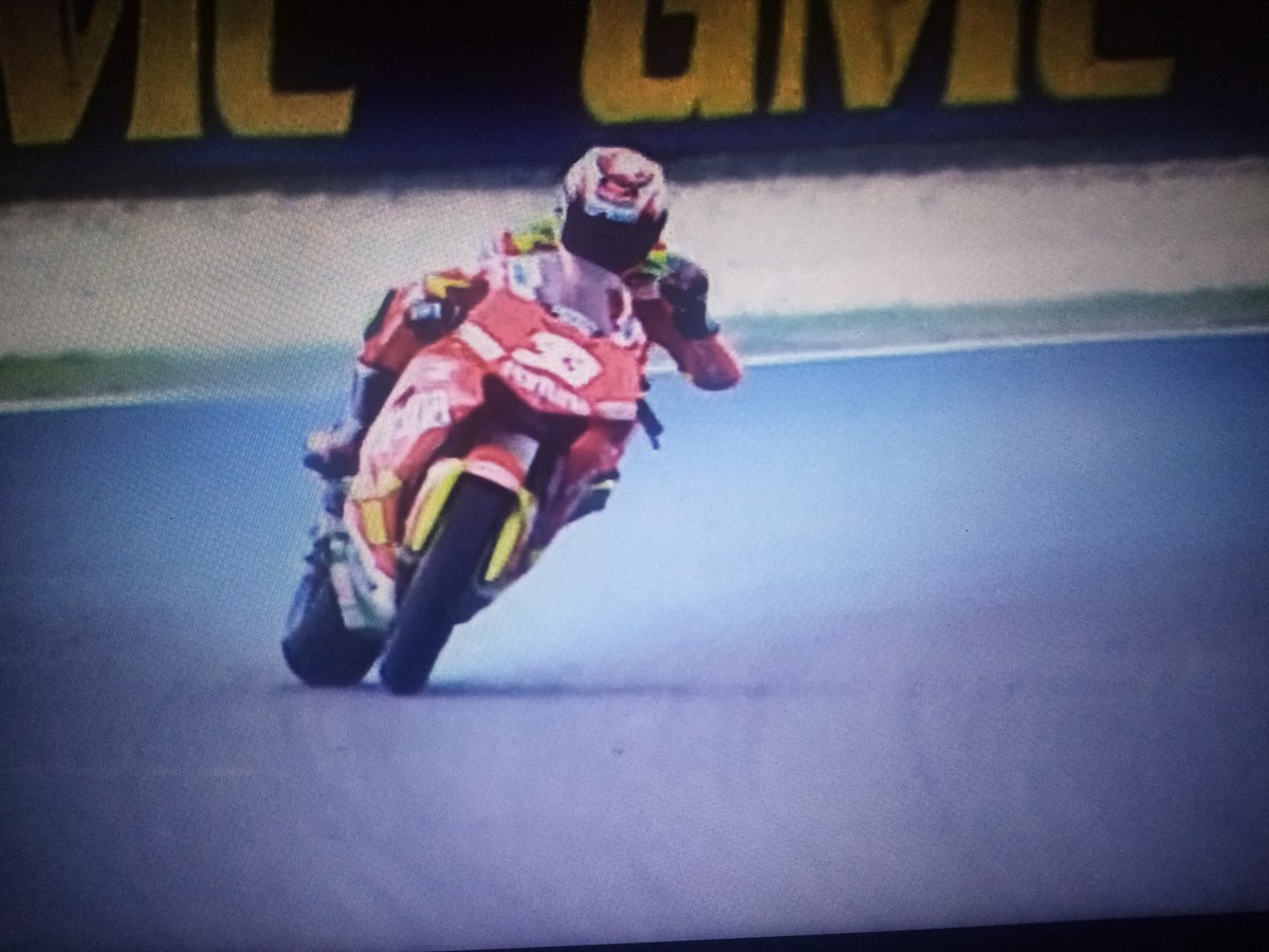 Por mi..todas las carreras deberían ser en Phillip Island..
Y a poder ser..
Sin control de tracción✊🏼💨! 💨! 💨!..