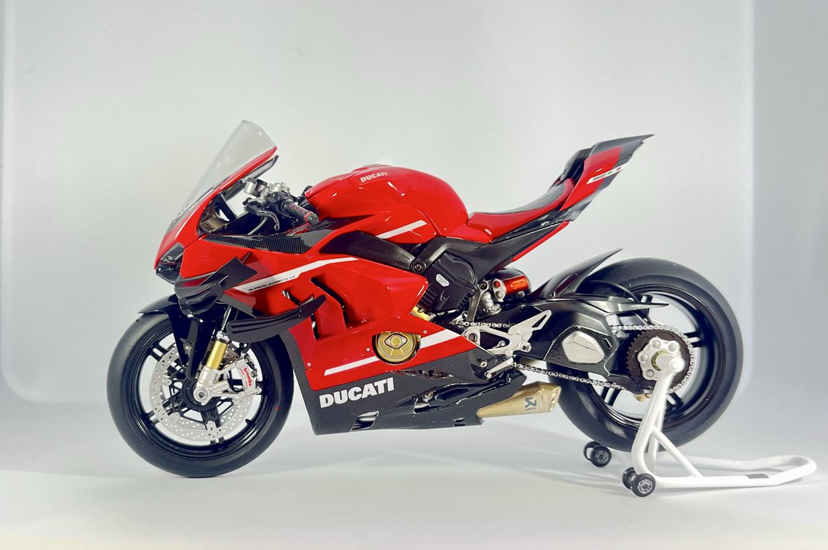 タミヤ ドゥカティ スーパーレッジェーラV4 with Racing Kit 完成です。
久々におバイク作りました。タミヤならなお久々。テトリスみたいなマフラーでした。