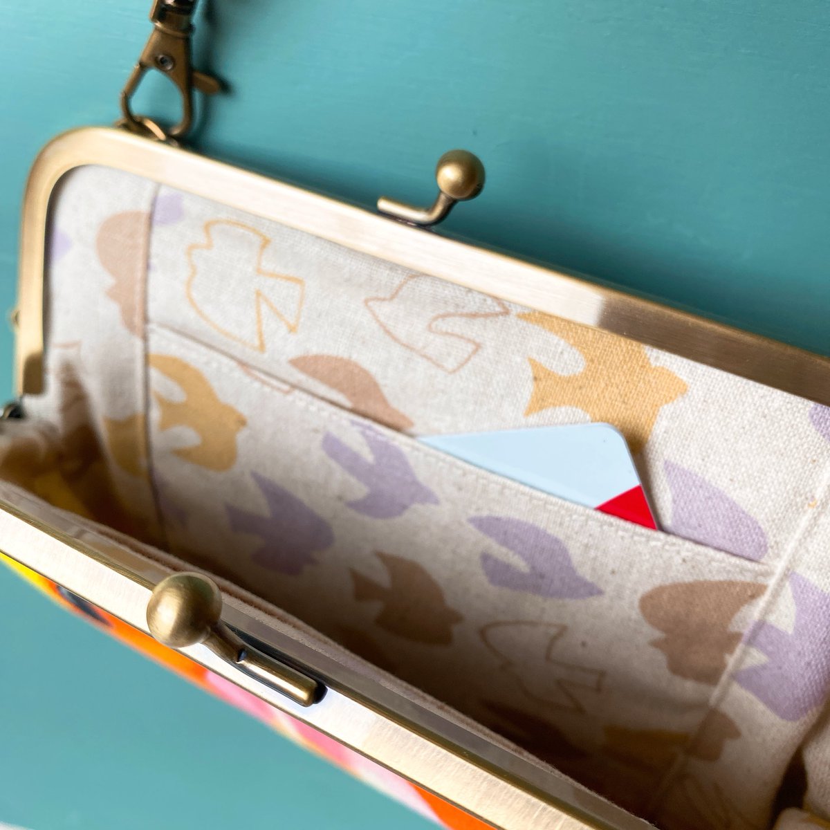 ことりバザールから戻ってきたこちらの4点を、のちほどminneに登録しますね！程よいサイズのスマホポーチ、内ポケットも付いたぺたんこタイプです！

うちのインコズ展示室 minne.com/@treelo