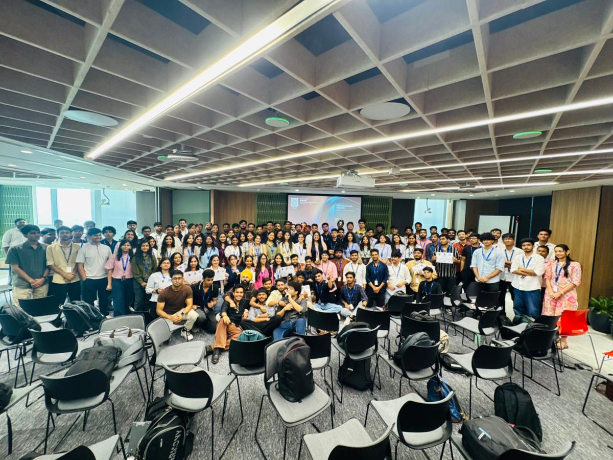 xnihit_codes's tweet image. A Glimpse from 8-hr long Hackathon at Microsoft. Got into top 20 teams from 3000+ applications from all over India.