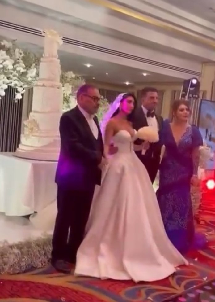 تبریک به دختر نازنین  شمخانی!

کمی دیر تبریک میگیم, ولی همچین سوژه ای هر روز گیر نمیاد! خوشحالیم که حجاب اسلامی به  سبک جدید رعایت شده 😉 
 خیالتون راحت, آقای شمخانی همیشه قوانین دینی و فرمایشات آقا رو و همچنین شما را جدی میگیره! منتظر عکسهای هیجان انگیز بعدی باشید...