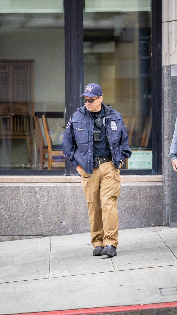 Seattle Police Officer David Gordon

📷📸 taken: Aug 2025 (left) / Oct 2025 (right)

#Seattle #police #officer #copwatch #NoKingsProtest
