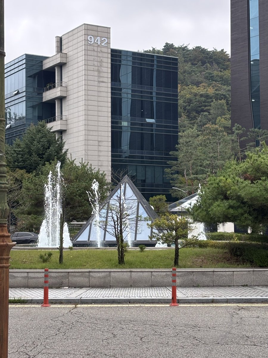 사촌 결혼식 다녀왔는데 진짜 너무 좋았슨... 걍 서울대라는 게 너무 좋앗고 건물들도 너무 예뻤고 예식장도 예뻤움... 그리고 예식장에 사용된 생화들 하나씩 가져가라 하셔서 또 받고 옴...