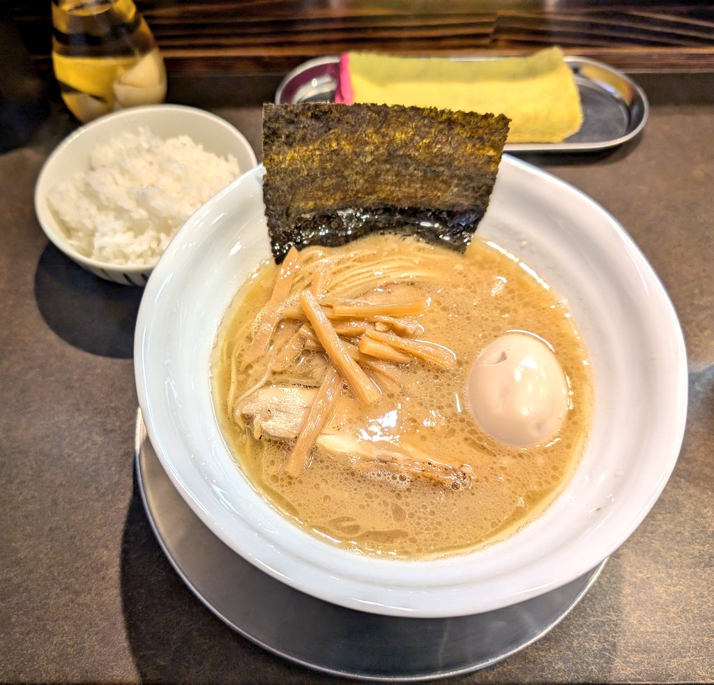 金龍🐉さん
「鶏油豚骨そば」「味玉」
「白飯」

家系スープに細麺ってのもいいですね
👍️👍️
🐉さん腰お大事に🙏