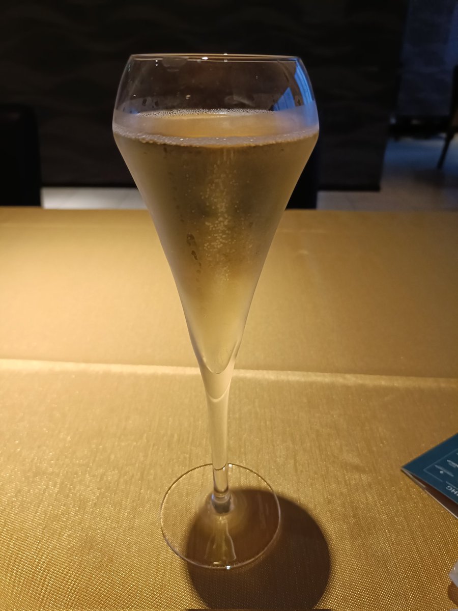 usiusiiii's tweet photo. 🥂 https://t.co/HIUERY9nHe