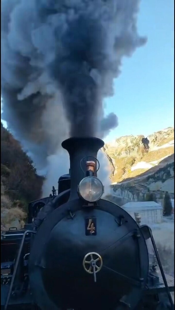 🚂🚂 BAUZUG MIT DAMPF 🚂🚂

Nachdem die diesjährige Miete der MGB-Diesellokomotive beendet ist, werden für die aktuell laufenden Baueinsätze neben der eigenen Dieseltraktion auch die Dampflokomotive HG 3/4 Nr. 4 eingesetzt. 

📸 Martin Fischer instagr.am/p/DP-88y2DINj/