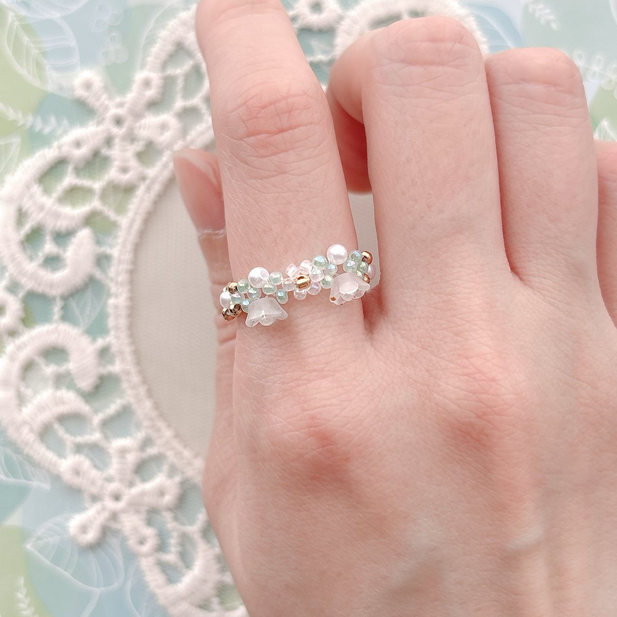 n_a_m_u_76's tweet image. lily of the valley☁️🌼

white🤍×green💚

#Namu #handmade #beads #seaglass #すずらん