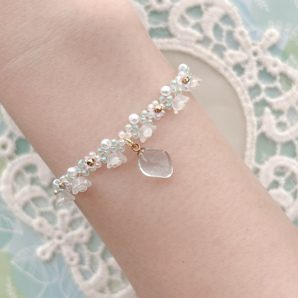 n_a_m_u_76's tweet image. lily of the valley☁️🌼

white🤍×green💚

#Namu #handmade #beads #seaglass #すずらん