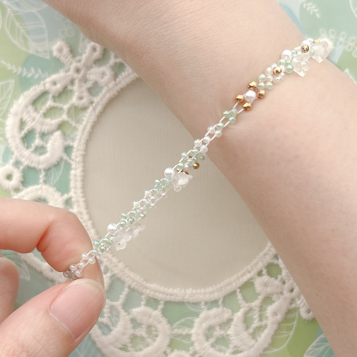 n_a_m_u_76's tweet image. lily of the valley☁️🌼

white🤍×green💚

#Namu #handmade #beads #seaglass #すずらん