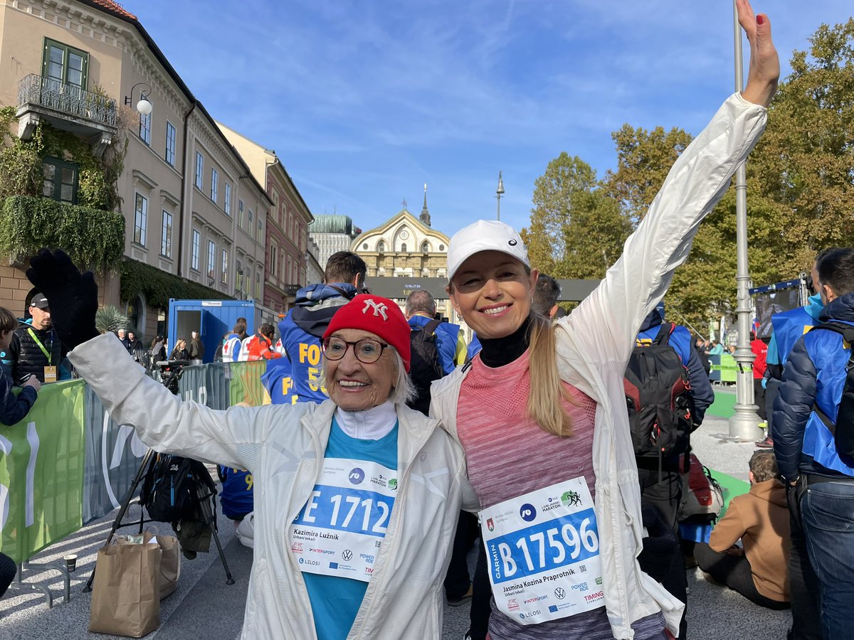 Kaj pa to: v cilju (in videti precej spočita) tudi najstarejša udeleženka 29. Lj. maratona, 91-letna Kazimira Lužnik, ki je (na 10 km) tekla v spremstvu Jasmine Kozine Praprotnik. Poklon do tal! #ljubljanskimaraton <a href="/rtvslo/">📱MMC RTV Slovenija</a>