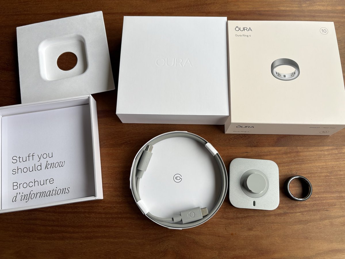 jacobnoboru's tweet photo. #OuraRing 届いた！予定より1日早く、DHLの代わりに佐川が届けてくれた。充電器も一緒に届いた…！新しいリングも新品にしか見えないけど、、色が結構違うな。新しいリングの方が色が薄い。グレーに近い。使っているうちに黒くなるのか？
傷がつかないように気をつけようっと https://t.co/TG9GHEEbJS