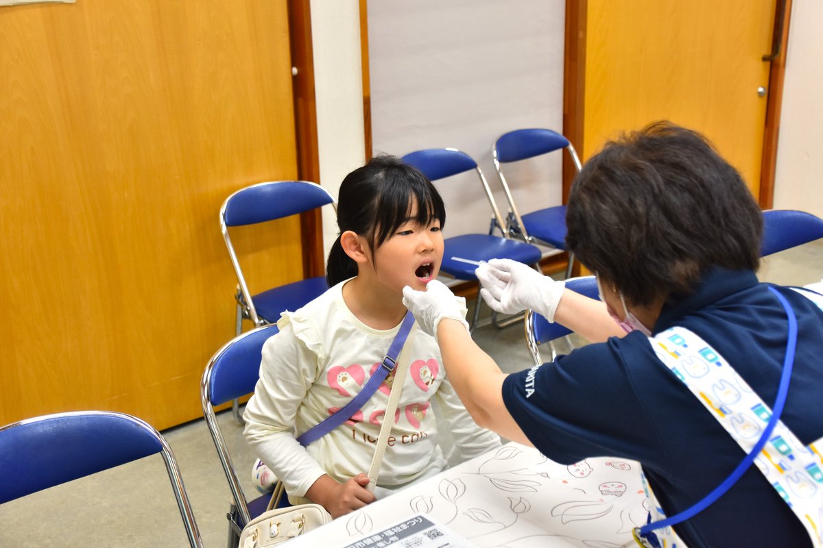 10月18・19日に健康づくりや福祉、子育て支援などを楽しみながら学ぶ「健康・福祉まつり」が保健福祉館で開催されました。
会場には血管年齢や骨密度の測定といった健康チェックのブースのほか、おもちゃクリニックや飲食などの模擬店、うなりくんスライダーなどがあり、多くの人で賑わいました😆