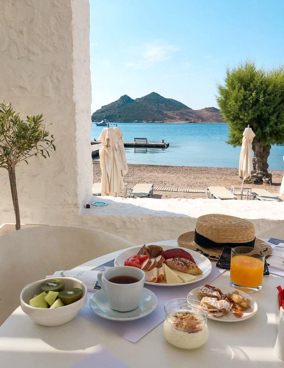 Bonjour. Bon petit-déjeuner ☕️ 🥐 🥖 🥃 Faites le plein de lumière. Excellente journée à vous tous 🌞 👋