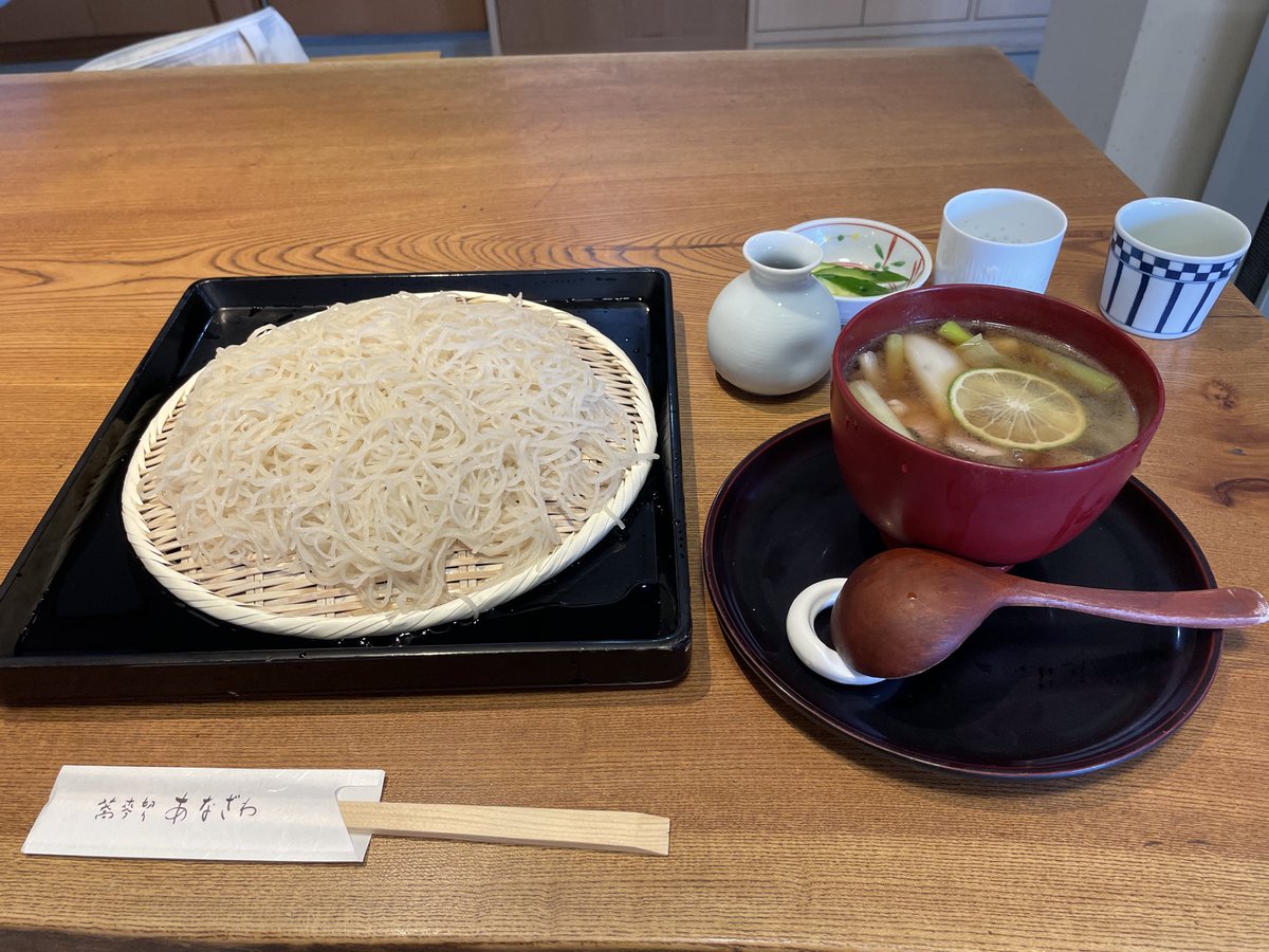 PF_512_S_Modulo's tweet image. 待機当番でヒマなので美味しいお蕎麦を食べに行きました。鴨汁最高。しょうゆの味が薄くて複雑な味のする鴨汁。いつもは汁飲み切らないのに今日は完食でした。
店を出たら自分の車の隣に県外ナンバーのモデルS停まってた🤭
#そばEAST百名店
#蕎麦切りあなざわ