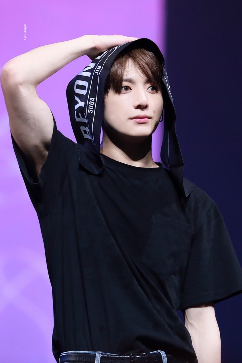 노래와 목소리로 매혹한 뒤 나는 너를 사랑할 수 밖에 없다고 자백하게 만드는 비주얼의 정국이임 ( '﹃' * )💜