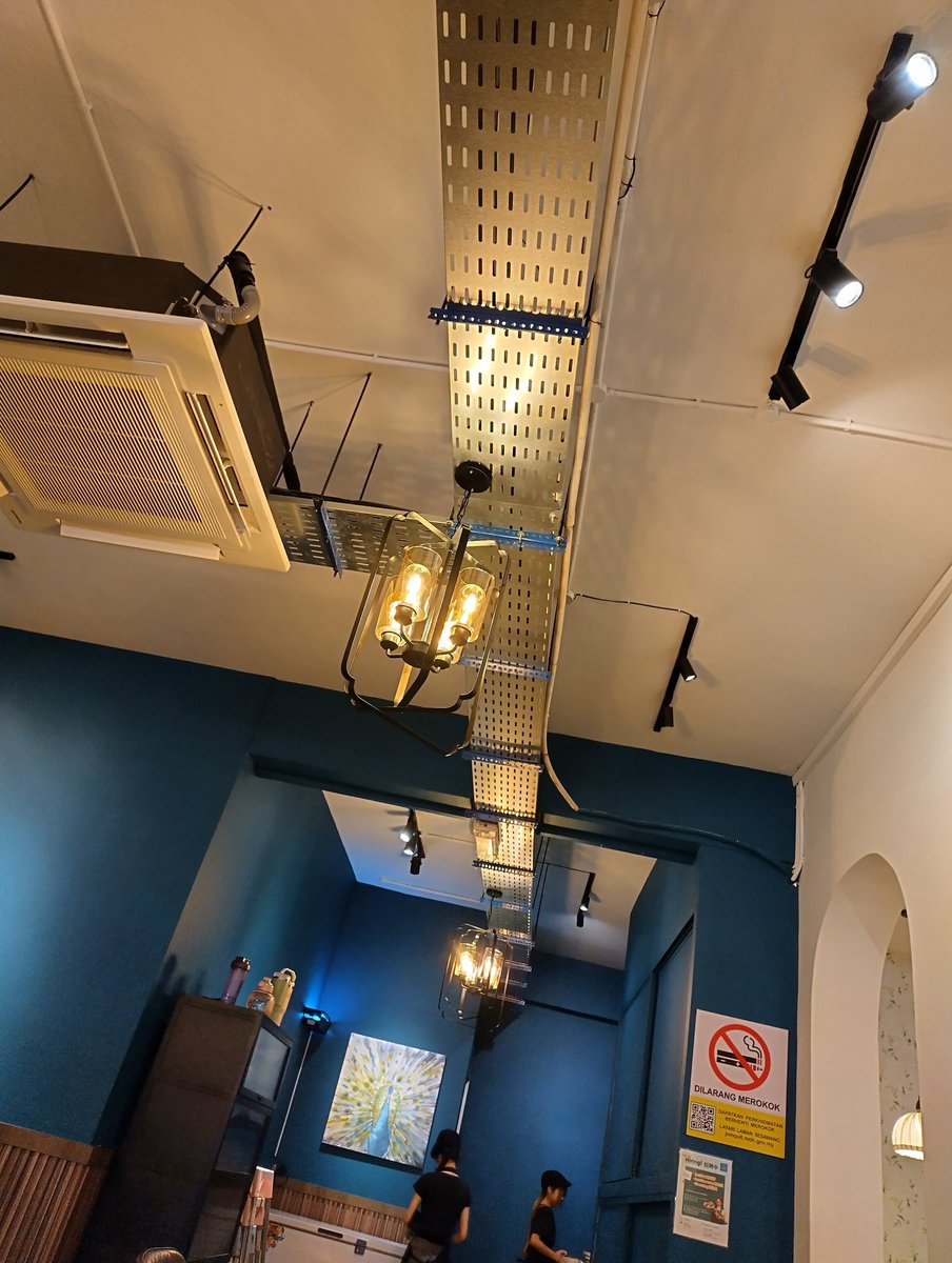 theoriginal086's tweet image. Left to Right
#Nokia9Pureview
#NokiaX305G
#HMDSkyline