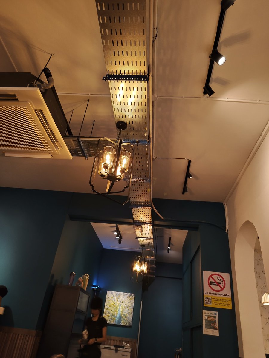 theoriginal086's tweet image. Left to Right
#Nokia9Pureview
#NokiaX305G
#HMDSkyline