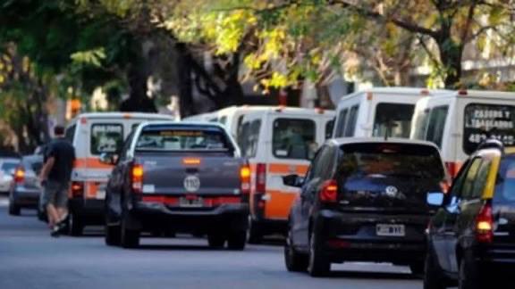 Si llevas a tus hijos a la escuela no hagas doble fila eso es una infracción al reglamento de tránsito.