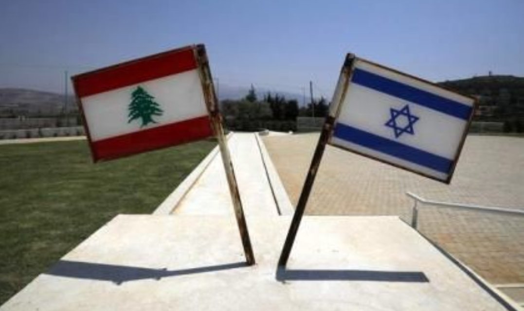 لبنان – إسرائيل: مفاوضات على حافة الجمود

تتكاثر في الكواليس اللبنانية منذ أسابيع أحاديث عن احتمال فتح قناة تفاوض جديدة بين لبنان وإسرائيل، بعد التغيرات العميقة التي طرأت على المشهد الإقليمي واللبناني ما بعد أحداث ٧ اكتوبر واتفاق وقف إطلاق النار في غزة. 

غير أنّ السؤال الجوهري