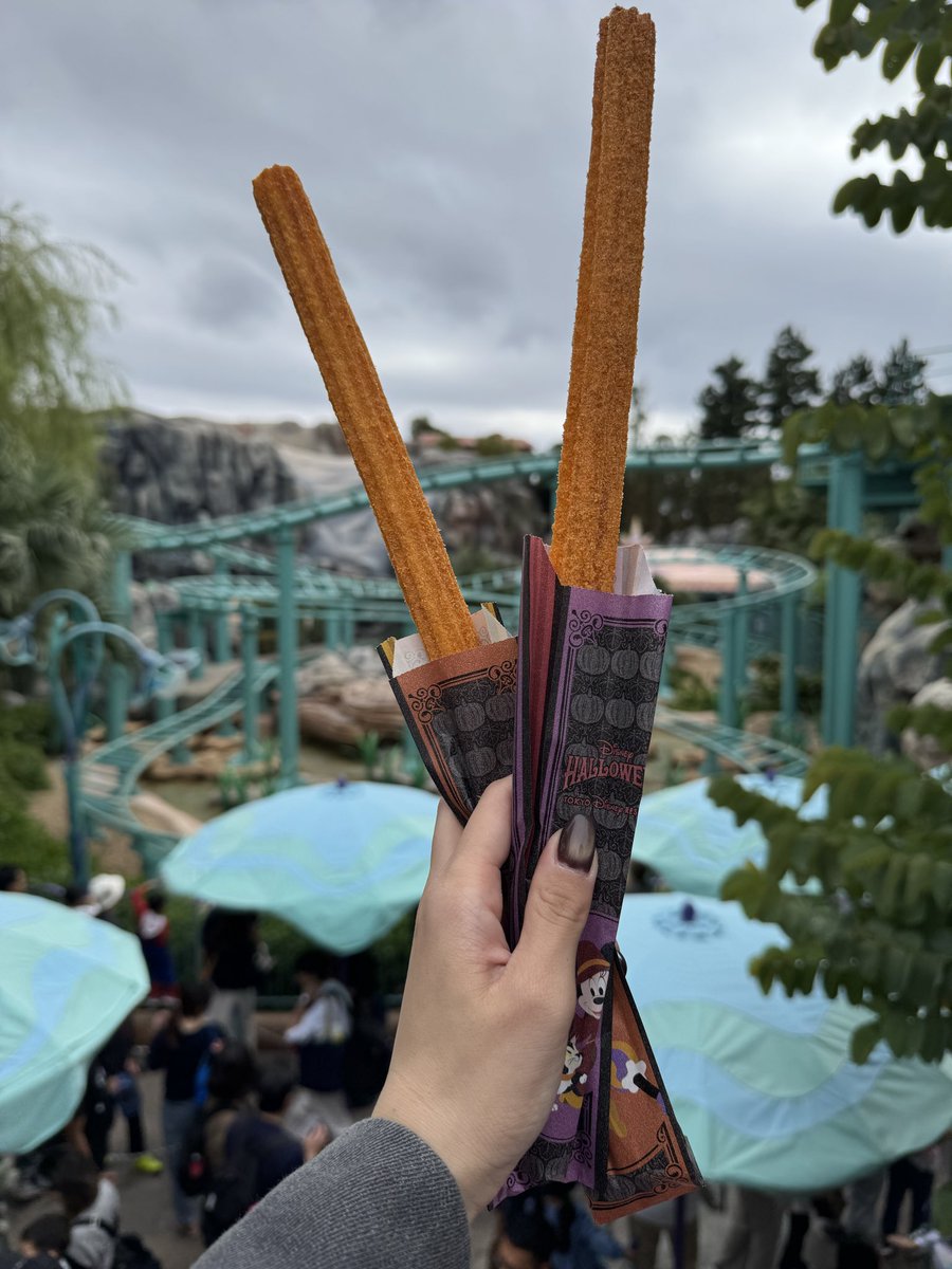hourennsou2's tweet photo. やっぱディズニーは1人で行くか、わがまま言わない人と行くのがいいな😅
アトラク乗らずに休憩中〜
カメラも午前中で重くて疲れて車置いてきた😅😅 https://t.co/gCC0AOfeaZ
