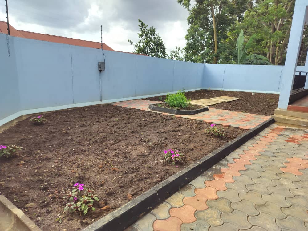 SPONSORED:
A Modern Appartment for sale at Kamuli- Banda Namugongo Road with ready Title. Suitable for one big investor family
Price is 800M.ugx.. quiet neighborhood 
Call
+256774564071
+256706620572