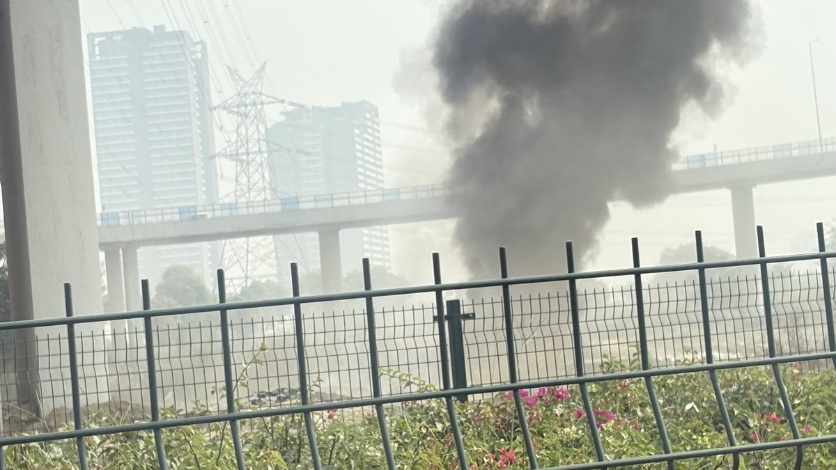 prajya_'s tweet photo. 🚨 Alert from Miracle Elan Mall, Gurgaon!
Garbage set on fire causing heavy smoke in the area. Police are on-site but no action taken. Requesting urgent intervention.

@moefcc @HaryanaGovt @PMOIndia @DC_Gurugram @gurgaonpolice
#Gurgaon #CleanIndia #PollutionAlert https://t.co/uJxRoBbzRT