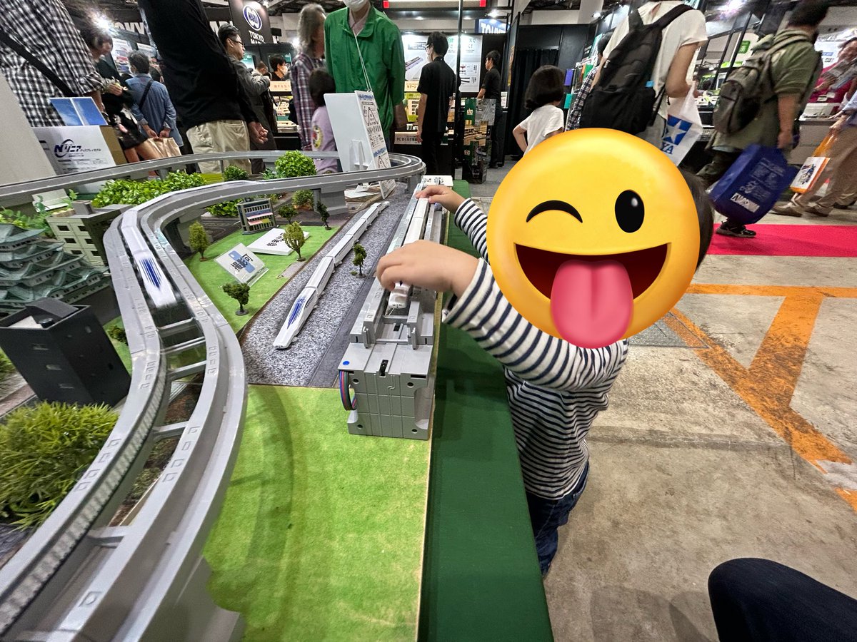okabe_kosuke's tweet photo. ホビーショー
息子は電車、とーちゃんは車、完全に目的が違う僕ら。
よく2歳児と1時間半もいれました。彼はこのリニアをとても気に入ったみたい。高すぎて買えません…. https://t.co/M2SBwiqqD9