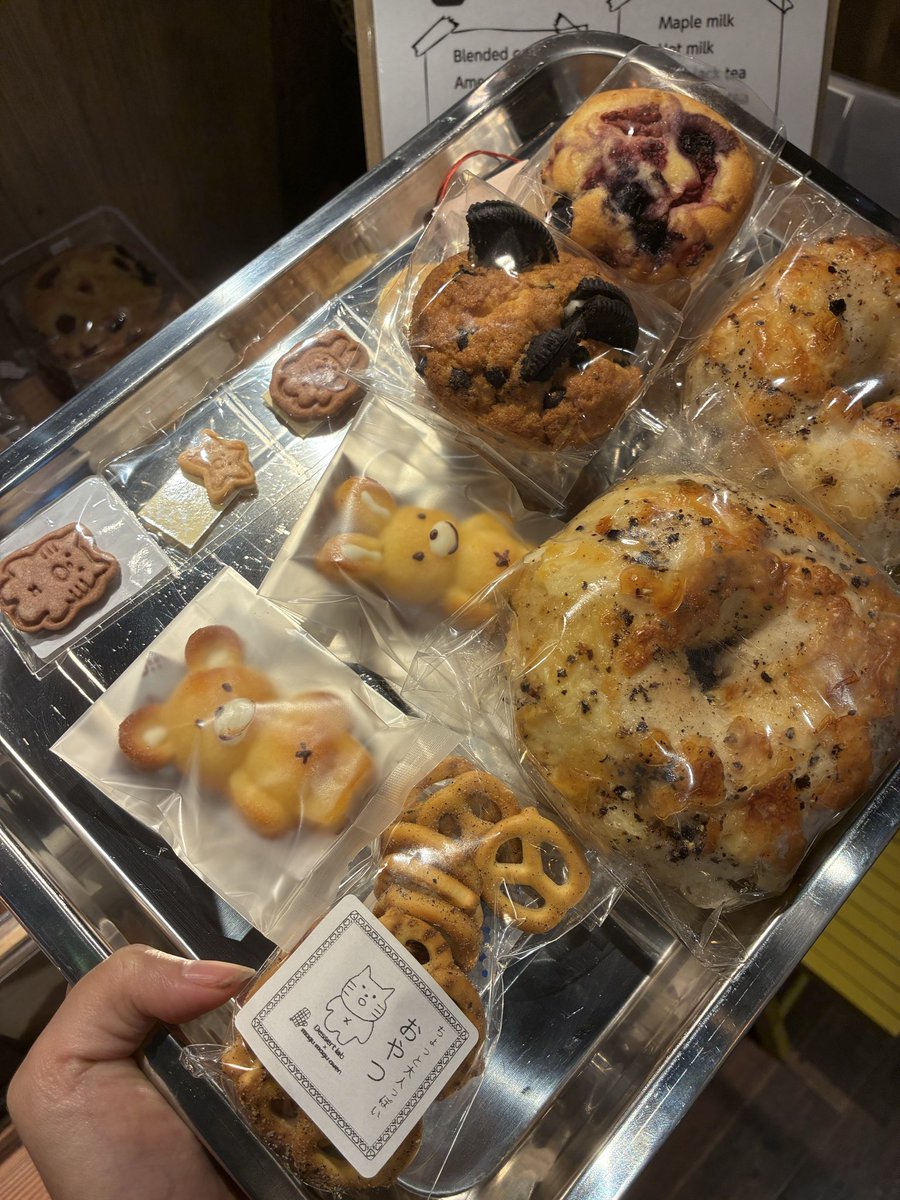 monchan_damon's tweet photo. 昨日お友達に頂いたお菓子美味しかったから今日早速行ってお兄ちゃんのところにお土産😺
ゆるネコのマスコットがかわいいし売ってる商品も可愛いんだにゃ😾🫶
#dessertlab #デザートラボ #錦糸町 #カフェ https://t.co/KVnwIMH1T5