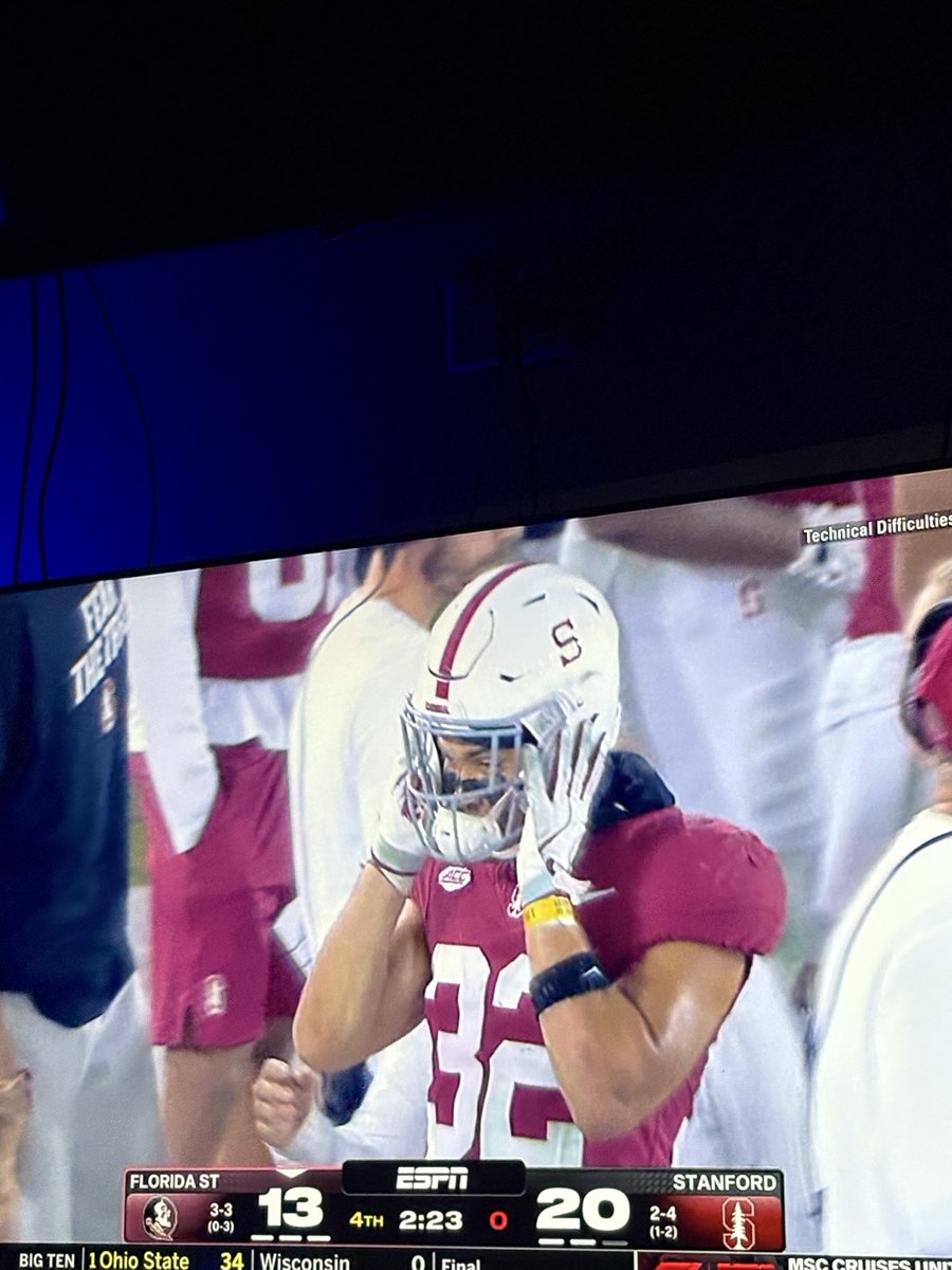 biguncleodis's tweet photo. Did an intern design these ugly ass helmets https://t.co/UWbvvSBQZz