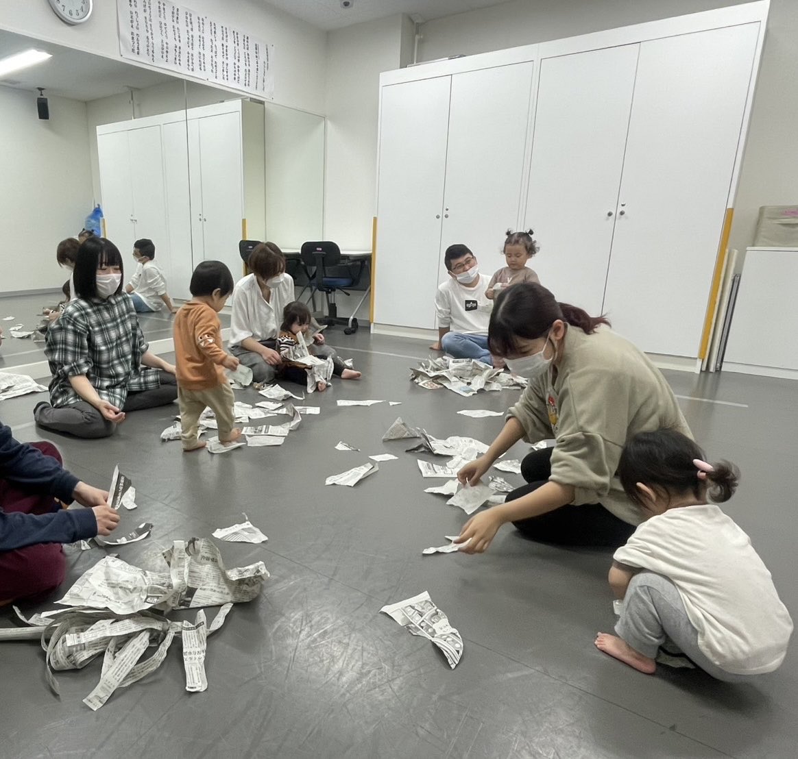 おはようございます☀️
今日は、ベビーレッスンの様子をお見せします👶
新聞紙を使って制作の活動をしました😊
ビリビリしたり、クルクルしたり…
みんな上手にできました👏

 #テアトルアカデミー
 #テアトルアカデミー仙台