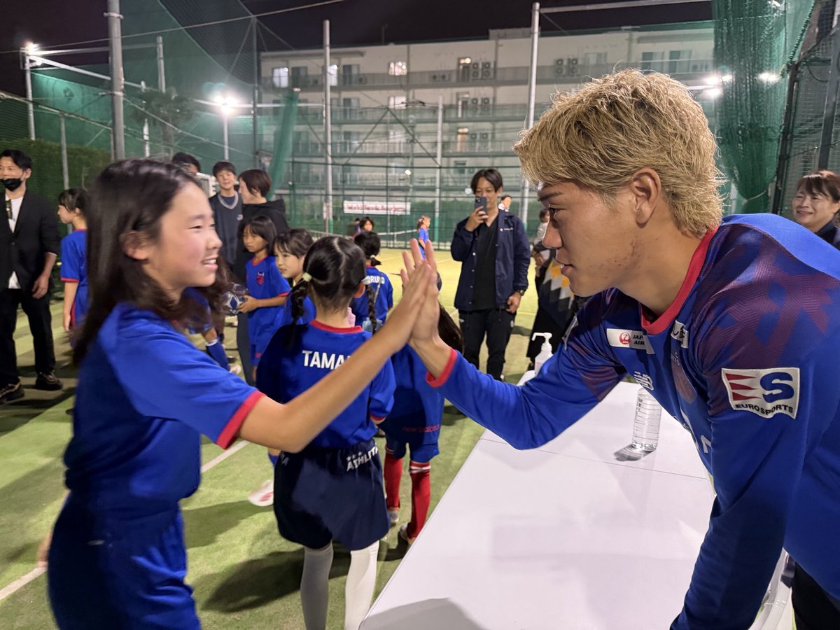 🔵スクール訪問🔴 #上石神井スクール には #俵積田晃太 選手が訪問